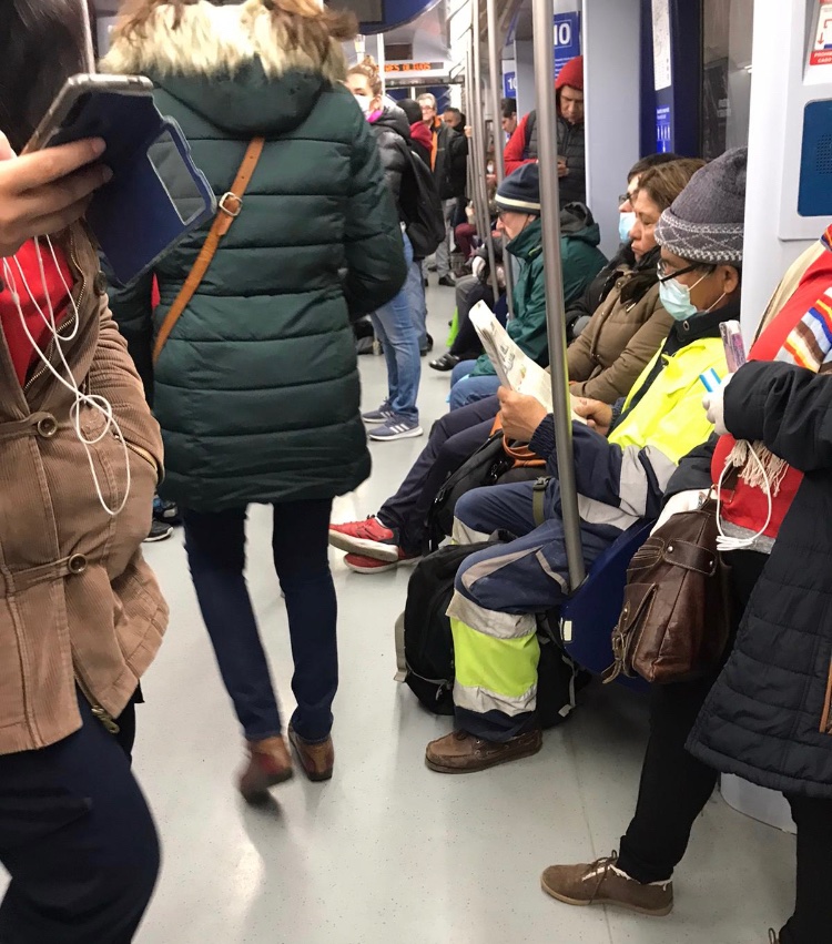 supersony100's tweet photo. 20/03/2020, L-10 de @metro_madrid . 6:30h.( ni siquiera hora punta) estación de A.Martínez
Uno de los mayores focos de propagación.Para cuándo medidas serias, cuándo sea tarde???? VERGÜENZA!!
@Defensagob @mitmagob @spiriman @A3Noticias @telecincoes @Covid19_Time https://t.co/ejnuyu8Bq6