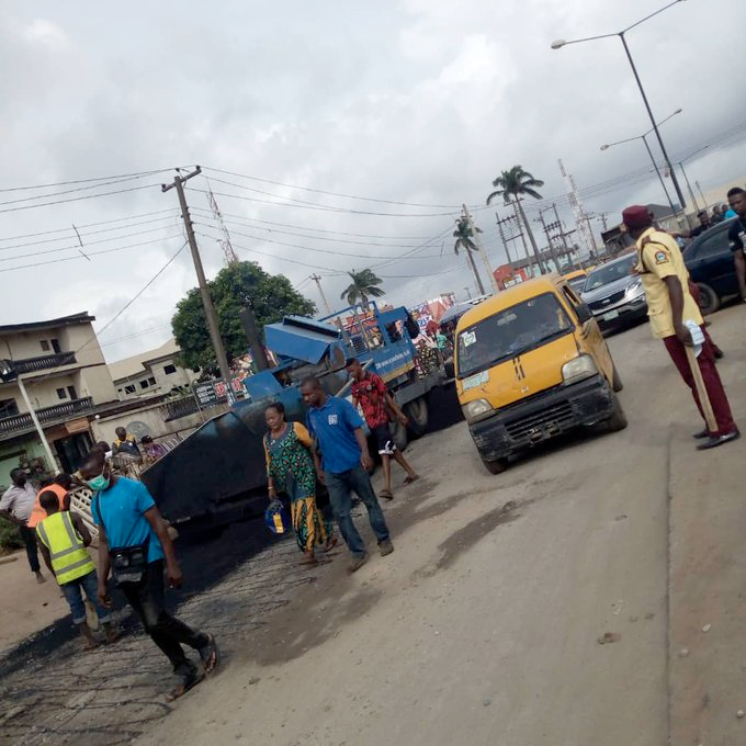 MyLagosApp's tweet photo. @trafficbutter : Busy movement for now from NNPC junctio down to MRS Filling Station after Jakande Gate. The contractor handling the road rehabilitation resume work this morning again for laying of Ashpalt. https://t.co/cPxPEk3ciK