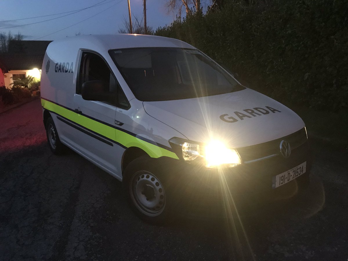 PaschalSheehy's tweet photo. Gardaí in West #Cork inspected more than 30 pubs in the area last night, to ensure that they were complying with Taoiseach @LeoVaradkar’s request to remain closed during the #Covid_19 outbreak. One of the pubs was found to be open with a number of customers present. @rtenews https://t.co/WwSZArJjsL