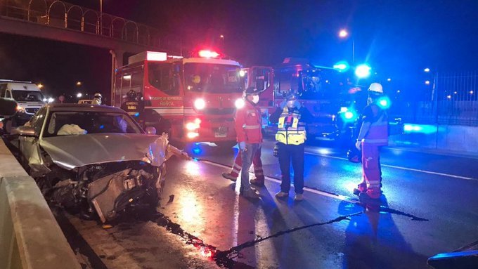 ALERTADESISMO's tweet photo. ABC1: Chileno con orden de cuarentena chocó lujoso auto en La Florida https://t.co/DHesdkVC99 https://t.co/jLo05VEB0V