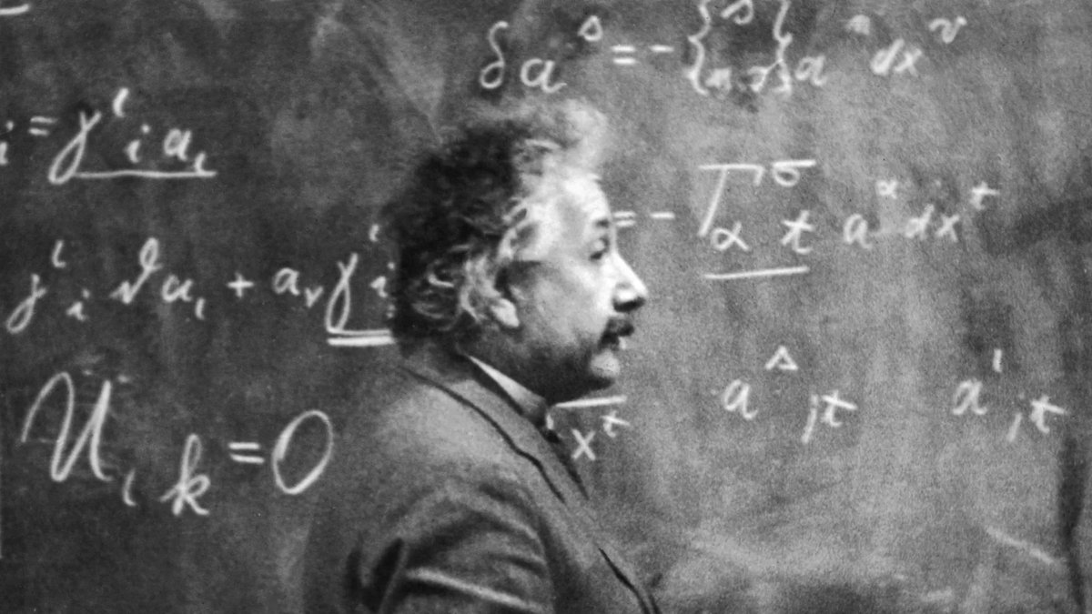 tuCpakoa's tweet image. On lit souvent qu'Albert Einstein aurait été mauvais en mathématique étant jeune. C'est un mythe. À 15 ans, il maîtrisait déjà le calcul intégral et le calcul différentiel, et envisageait même de devenir mathématicien plutôt que physicien.