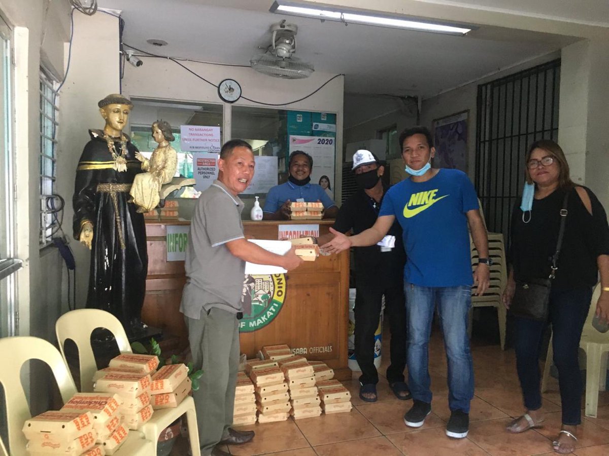 SonnyAngaraNews's tweet photo. #BayanihanNa Bilang suporta sa ating mga LGUs na patuloy na naglilingkod sa kabila ng #COVID2019 Luzon Enhanced Community Quarantine, naghandog ang #TeamAngara ng packed food para sa mga kawani ng Brgys Rizal, Palanan, San Antonio, E Rembo, at Tejeros sa Makati 1/2 #AlagangAngara https://t.co/c6cZCJehPH