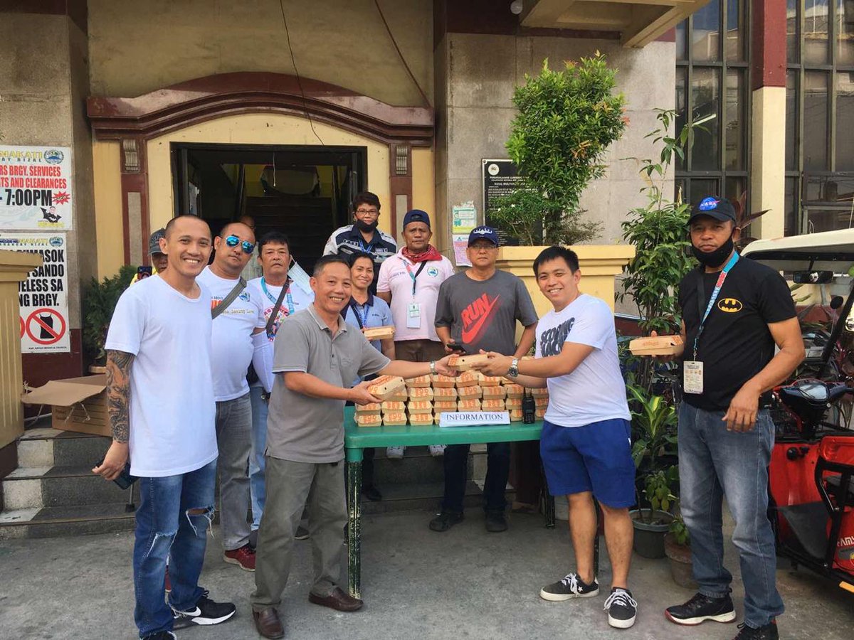 SonnyAngaraNews's tweet photo. #BayanihanNa Bilang suporta sa ating mga LGUs na patuloy na naglilingkod sa kabila ng #COVID2019 Luzon Enhanced Community Quarantine, naghandog ang #TeamAngara ng packed food para sa mga kawani ng Brgys Rizal, Palanan, San Antonio, E Rembo, at Tejeros sa Makati 1/2 #AlagangAngara https://t.co/c6cZCJehPH