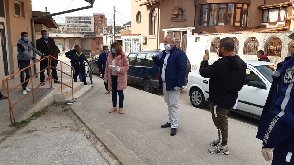 ROMACT_EC_CoE's tweet image. Yesterday, in #Peshtera 🇧🇬, one of #ROMACT municipalities, #localgov held a joint meeting with mediators and volunteers from Roma community to make sure that communities are informed about #COVID19 and safety measures.
#RomaEU