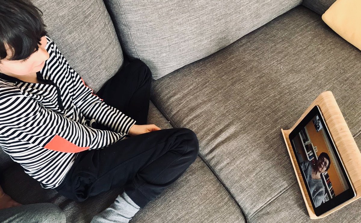 Nähe schaffen, weil wir jetzt Abstand halten müssen: 

Nach den Hausaufgaben ist nun jeden Vormittag Vorlesen mit der Oma angesagt. Gemeinsame Zeit trotz 550 Kilometern Entfernung. 

Seid kreativ und entdeckt die vielen Möglichkeiten! 

#ZusammenhaltHeisstAbstandHalten #vorlesen