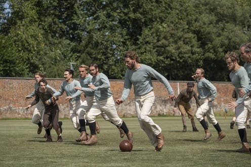 Le premier ensemble de règles du football est élaboré à l'Université de Cambridge en 1848.Pour autant, chaque école définit ses propres règles, ce qui rend les rencontres inter-scolaires quelque peu problématiques.