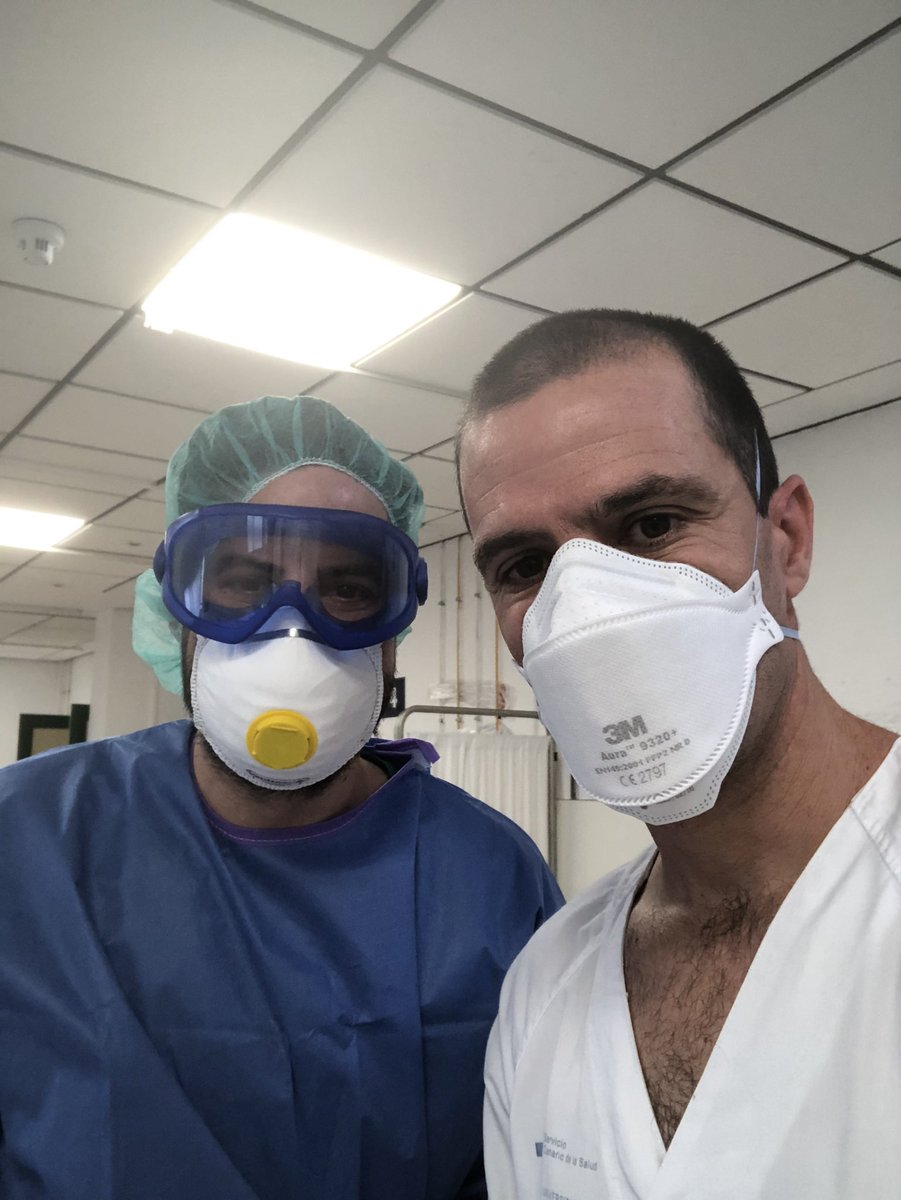 Team #COVID19 en #urgencias #HUNSC. Circuito claro, cuidándonos entre todos. Equipo médico en pareja: uno con #EPI atiende al paciente; otro de escribano... y cambio cada 3 horas. Enfermería y TCAE igual. 💪🏼#JuntosLoConseguiremos