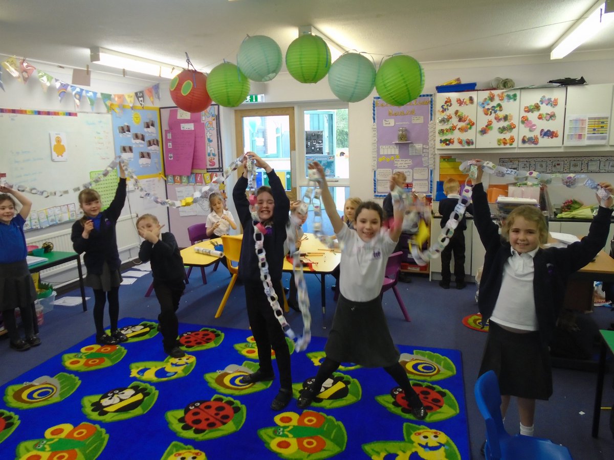 OWPScaterpillar's tweet photo. We have had a lovely time this morning. We have made a giant Easter paper chain, beautiful easter eggs, easter chicks and easter bunny cards. https://t.co/B17DTclfFv