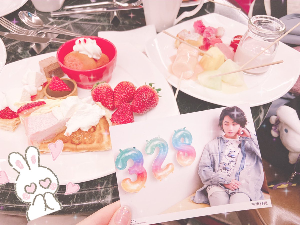 yuuu___328's tweet photo. あるいは真ん中に座るのが俺
3/20 初日！

誕生日に三津谷さんに会えて、🍓ビュッフェも堪能出来て幸せな18歳の始まりでした🥰🌟
22日からも楽しむぞ〜！独特で不思議なテンポと物語だったけど、クセを掴めるように千秋楽までがんばる✊✊ https://t.co/9SFEruVY5m
