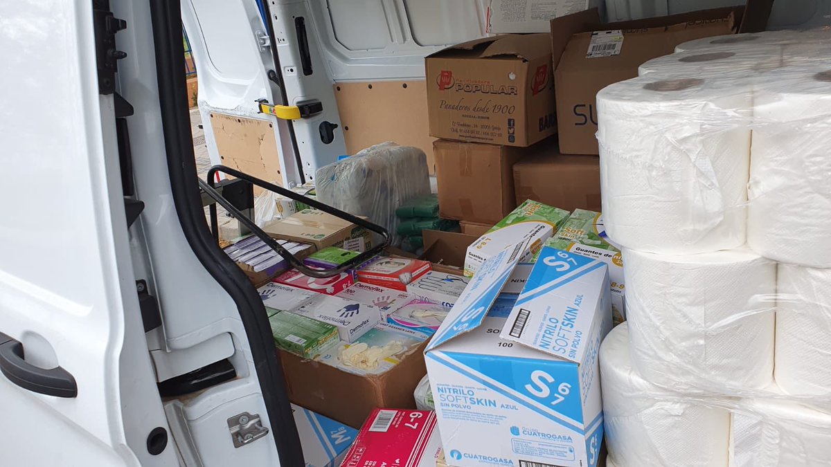 Como os informé, se ha puesto en el hall de la DAT Sur <a href="/ComunidadMadrid/">Comunidad de Madrid</a> una cesta para recoger material sanitario que puedan tener los centros educativos para Sanidad. La respuesta en estas fotos. Emocionados os damos las gracias por tanta solidaridad <a href="/miriamrabaneda/">Miriam Rabaneda</a> <a href="/IdiazAyuso/">Isabel Díaz Ayuso</a>