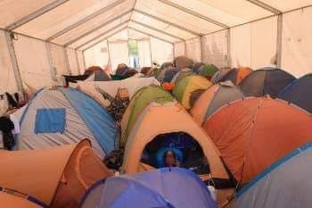 Hoy.
Campo de refugiados de Malakasa en Grecia.  
Pensad mucho y sin miedo en lo que tenemos que cambiar.
Fotografía de “No es sólo comida”.