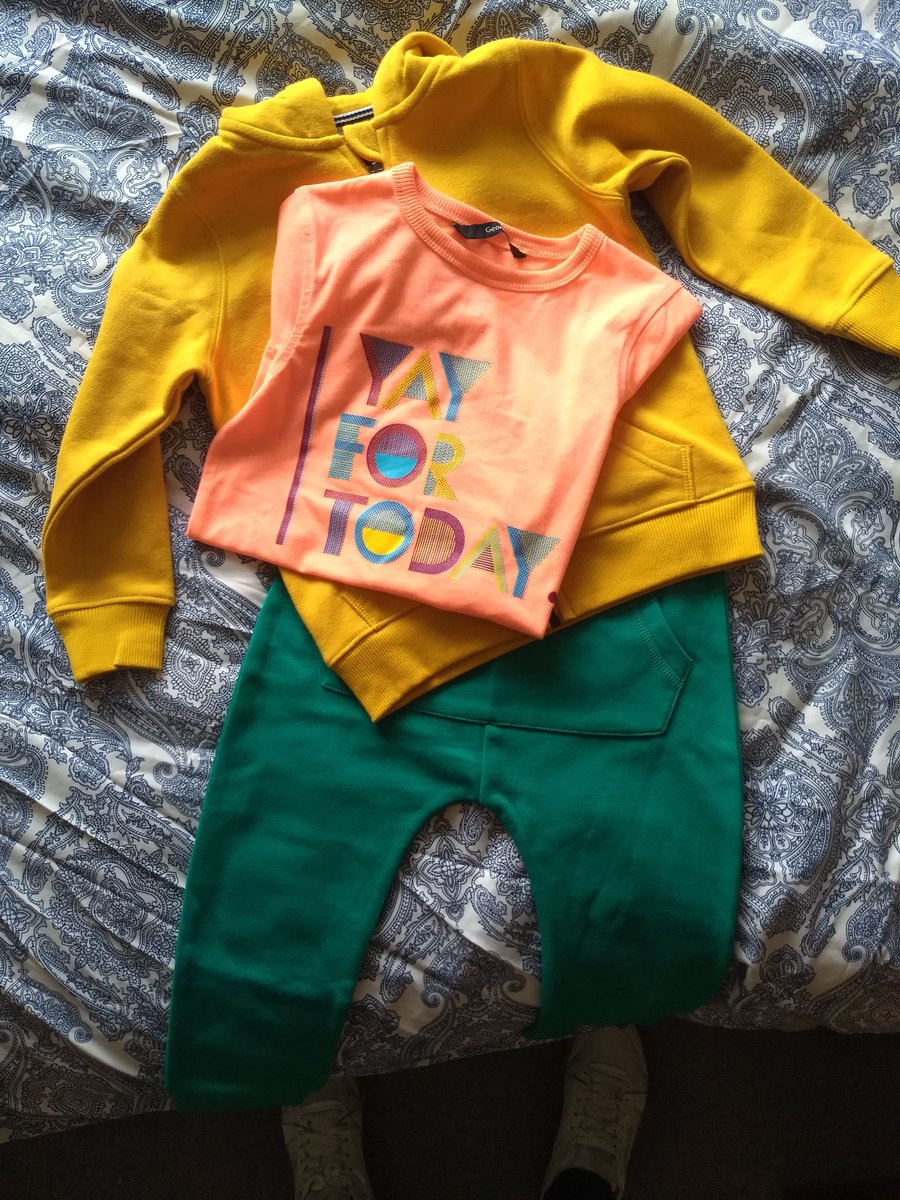 ChrisMesq's tweet photo. Happy #InternationalDayofHappiness! Today we 'wore it bright' for nursery as they were fundraising for @AgeUKBradford. A sunny day ending a worrying week! https://t.co/1zXrvCoJxn
