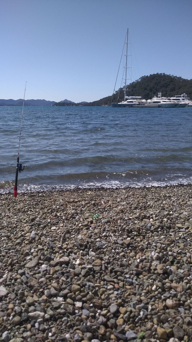 Denizin durgunluğu dalgalara gebedir.