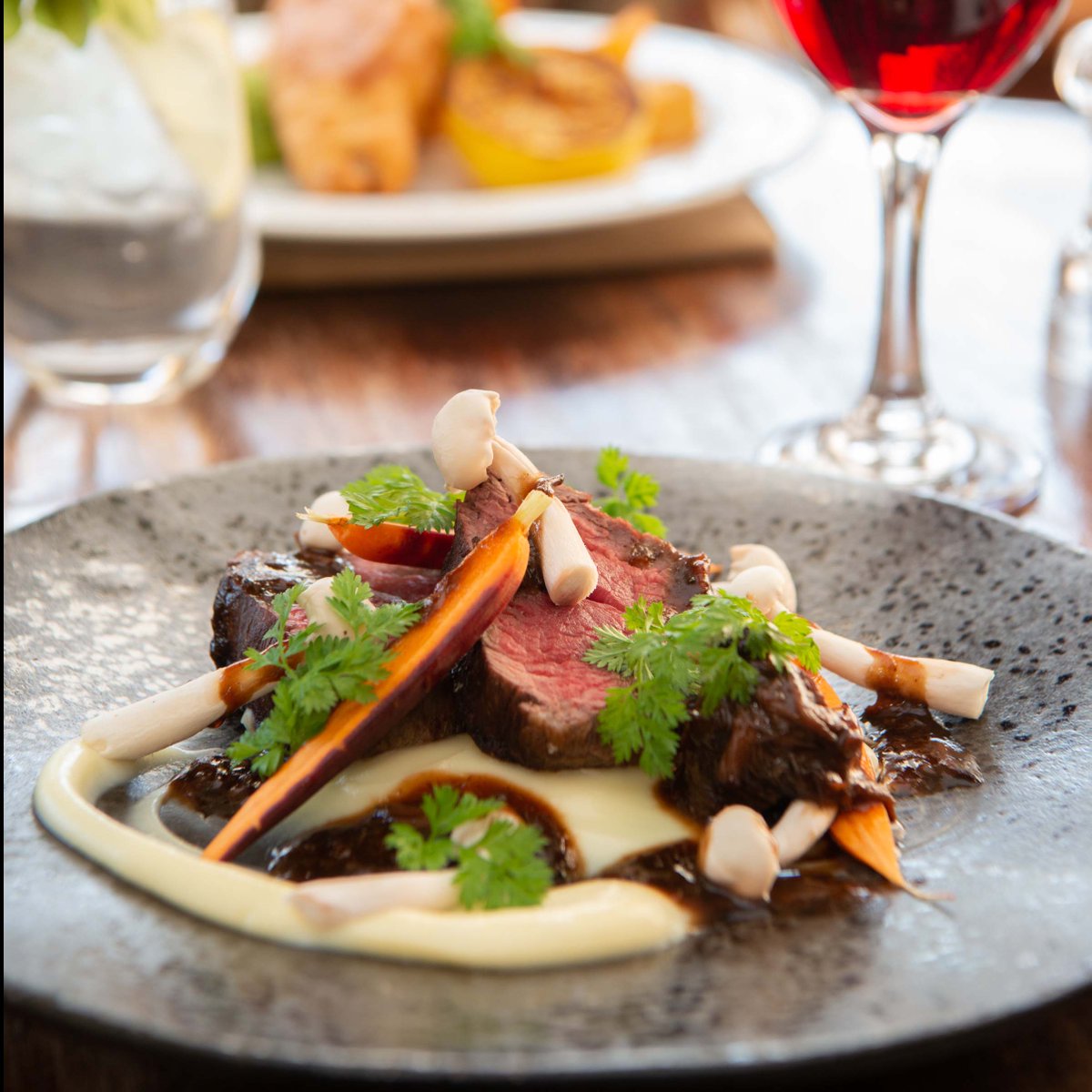 Experience a full gourmet getaway with our exclusive offer &amp; get a #free bottle of house wine on us!
.
#weekend #cotswoldlodge #getaway