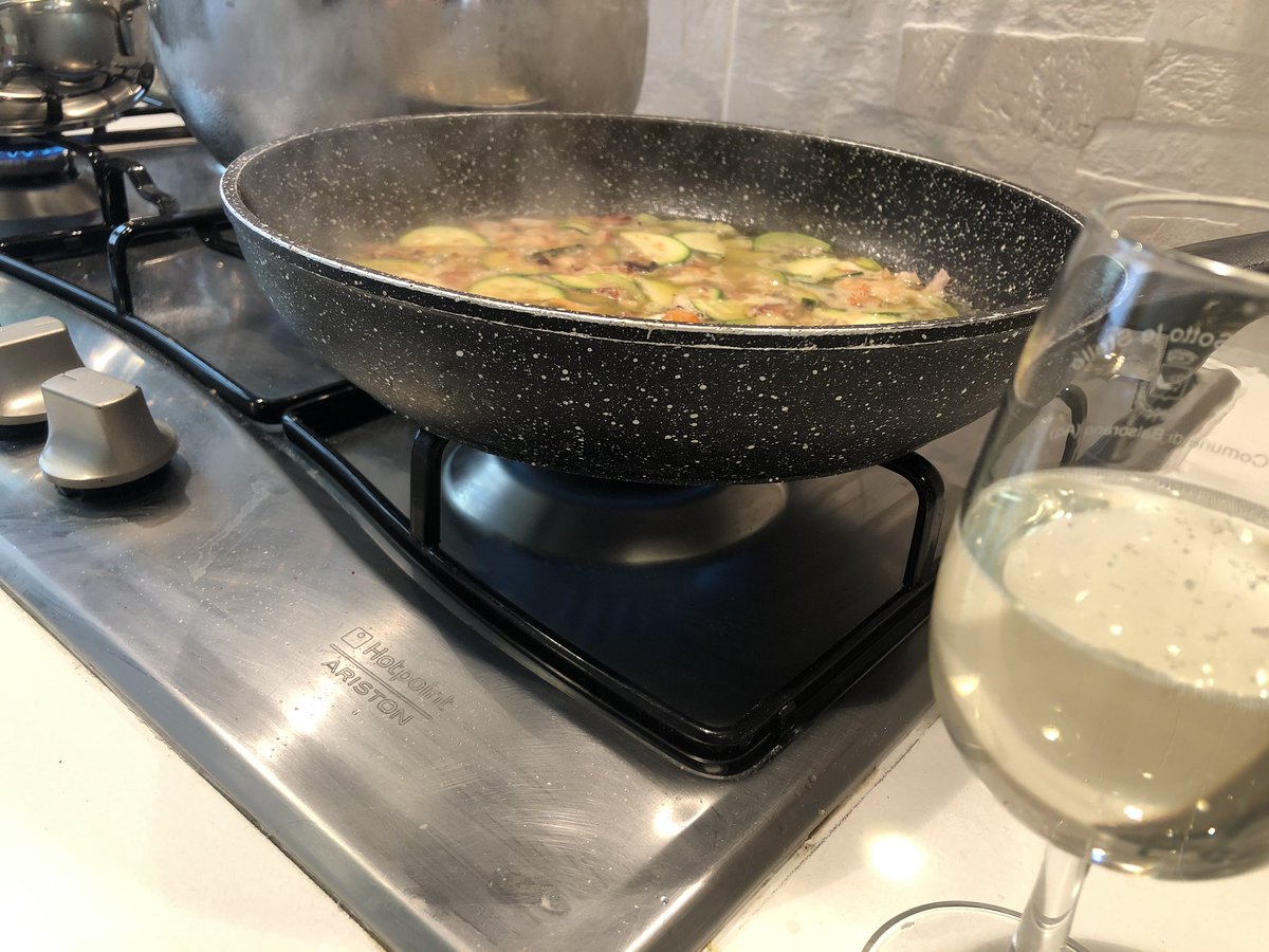 cri_for_love's tweet photo. Il #vino è per sfumare il sugo. 🤫
#sicerto ma chi ci crede!
#buonpranzo https://t.co/35s7ZGhU0Z