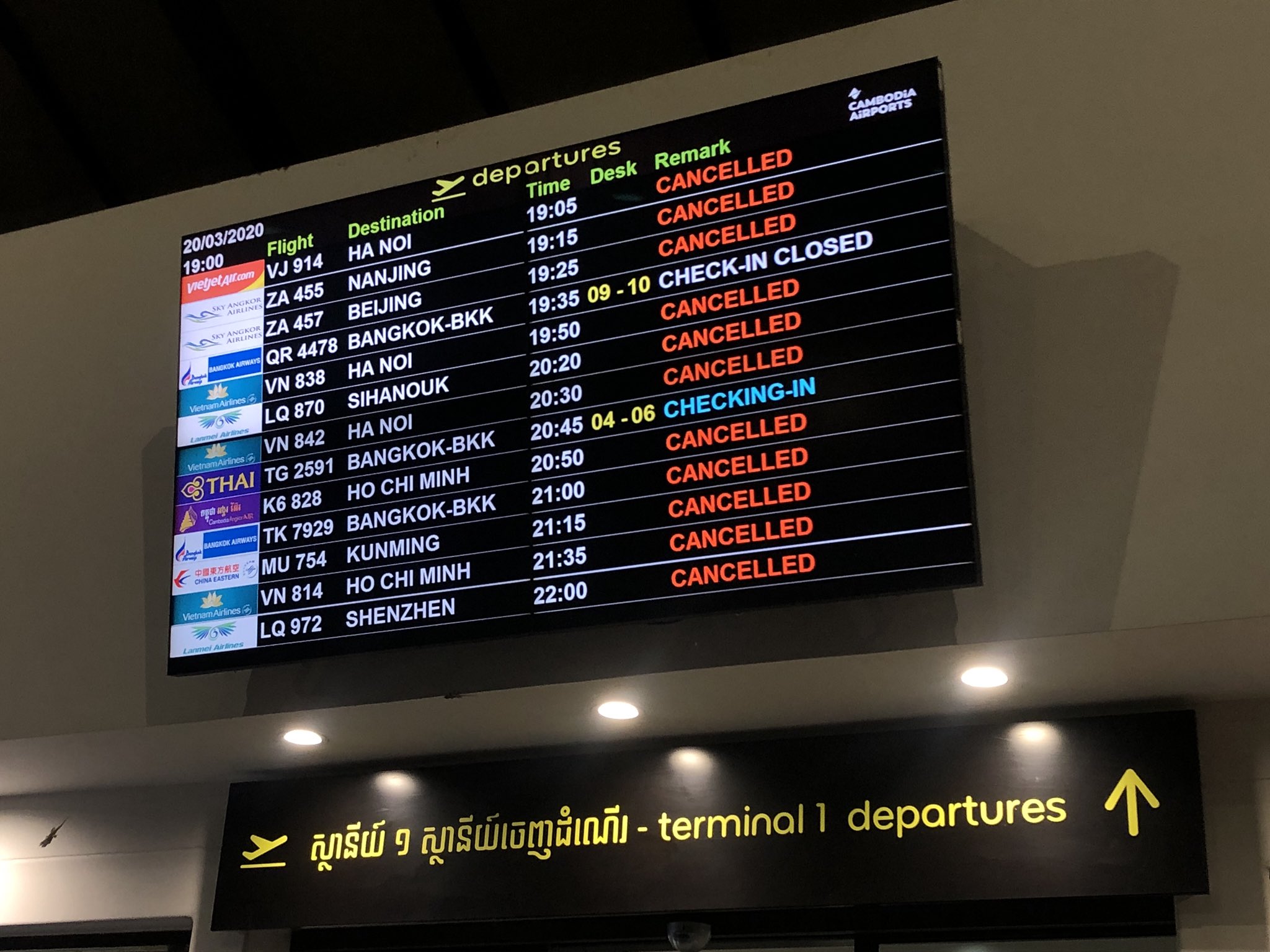 Blankゲストハウス シェムリアップ 現在のシェムリアップ国際空港です マジでキャンセルの嵐 唯一飛んでるのはタイ航空のみ 帰国を考えている方は注意です コロナ 入国制限 搭乗拒否 入国禁止 空港閉鎖 カンボジア シェムリアップ