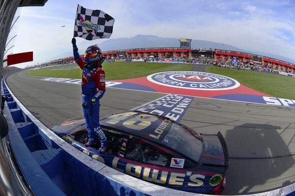 Charlyn4848's tweet photo. Big Earl......LOOKS LIKE SUPERMAN WON! Chad....NICE PIT STOP! HELL YEAH JOHNSON!! Superman....NICE TEAMWORK GUYS, SOMEBODY GET MY DAMN CAPE!! Chad...YOU ARE THE MAN BROTHER!! #HeroFaceOff SUPERMAN WINS!!!! @JimmieJohnson @BigEarl48 @Aim_Walsh #FastFridayRewind https://t.co/1vu7XZZQ9L