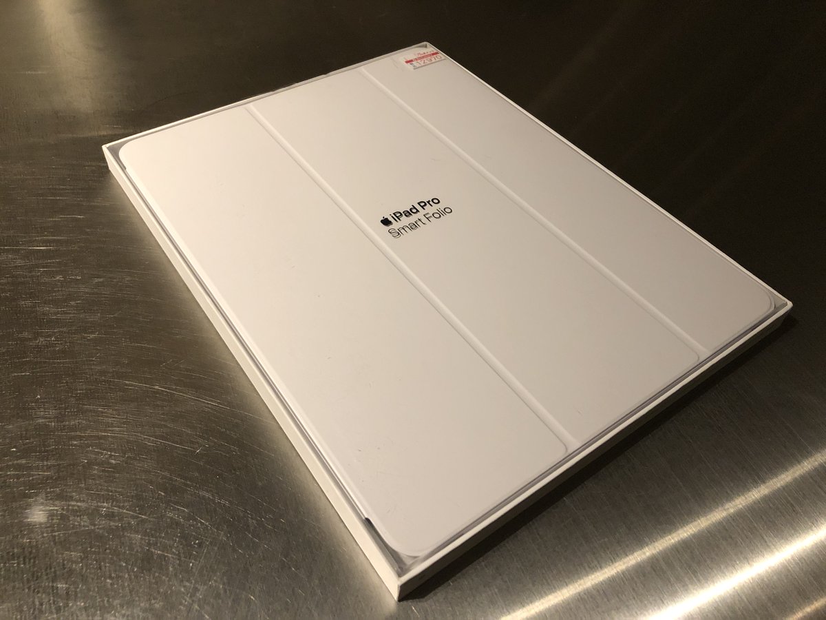 Takuji Hashizume در توییتر Ipad Pro 12 9インチ第4世代が販売開始されたことにより 第3世代用のsmart Folioがapple Storeから消えた 穴の大きい第4世代用を使いまわせばいいだろ という発想らしい あわてて市中に残る第3世代用のホワイトの予備を求めて探し