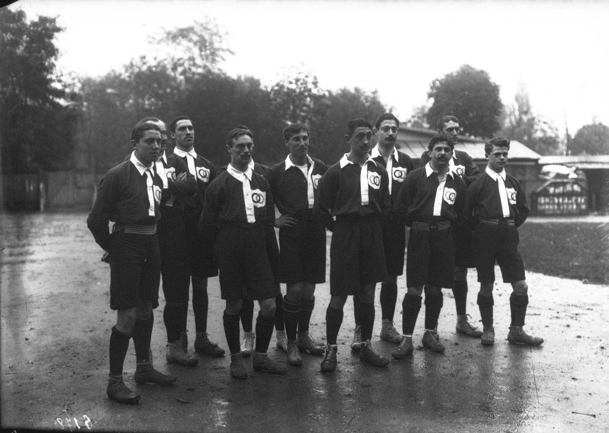 Les britanniques seront les maîtres de la discipline durant les 1ères années du football. En 1899, Oxford écrase le First Vienna 15-0.Même sort pour la France en 1906 avec une défaite 15-0Quant à l'Allemagne elle subira le même tarif avec une défaite 13-2 en 1899.