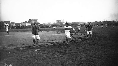 La Suisse, le Danemark et les Pays-Bas sont les premières à emboîter le pas dès 1899 et les autres suivront.Le 12 octobre 1902, le premier match opposant deux sélections nationales hors-britanniques fut disputé à Vienne.