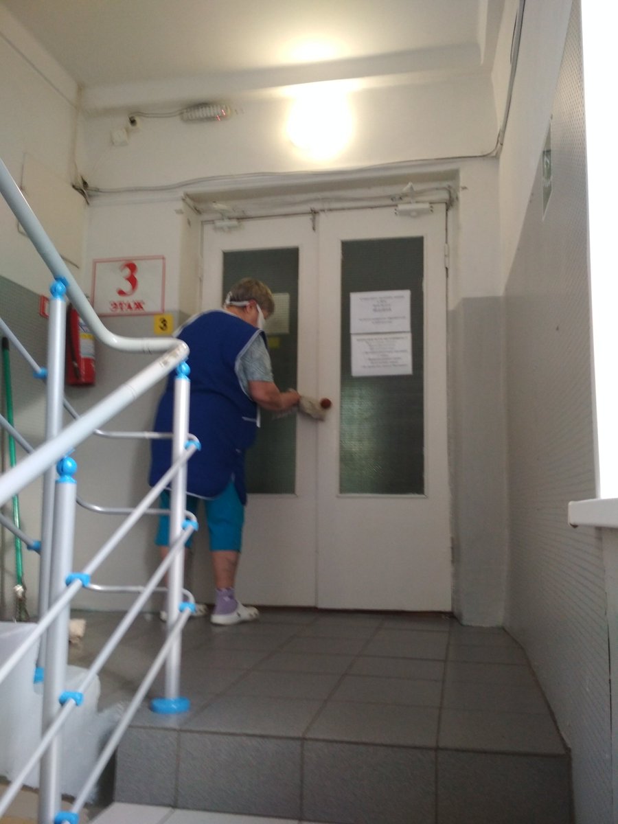 В связи с карантином передача от родственников и гостей производят сотрудники учреждения. В доме-интернате проводится влажная уборка с применением дезинфицирующих средств.
