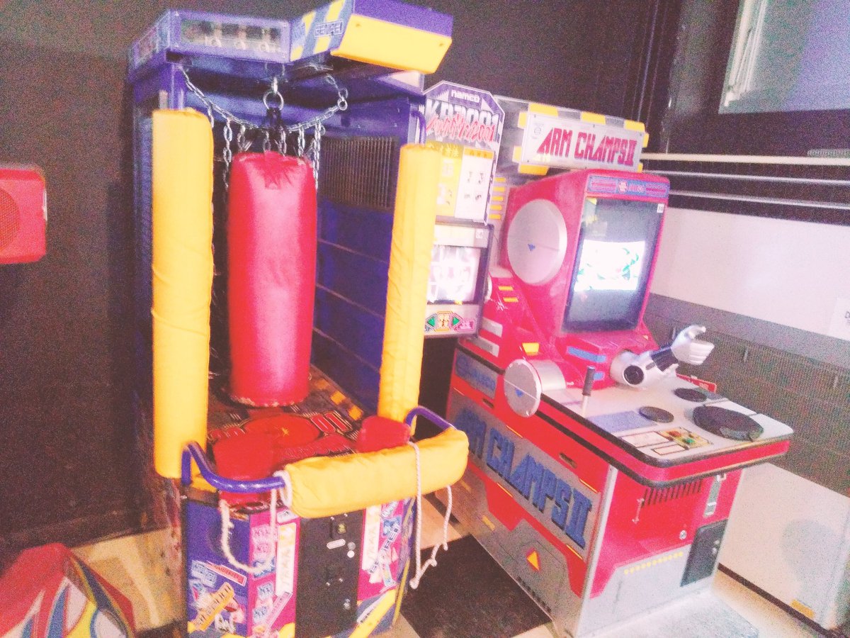 グリン サンドラ 札幌市は北区のゲーセン ジーバオアグーにて トラックボールのストライクボウリングは残念ながら稼働せず 休憩用のテーブルとして使われている様です あとハウスオブザデッド２が30円