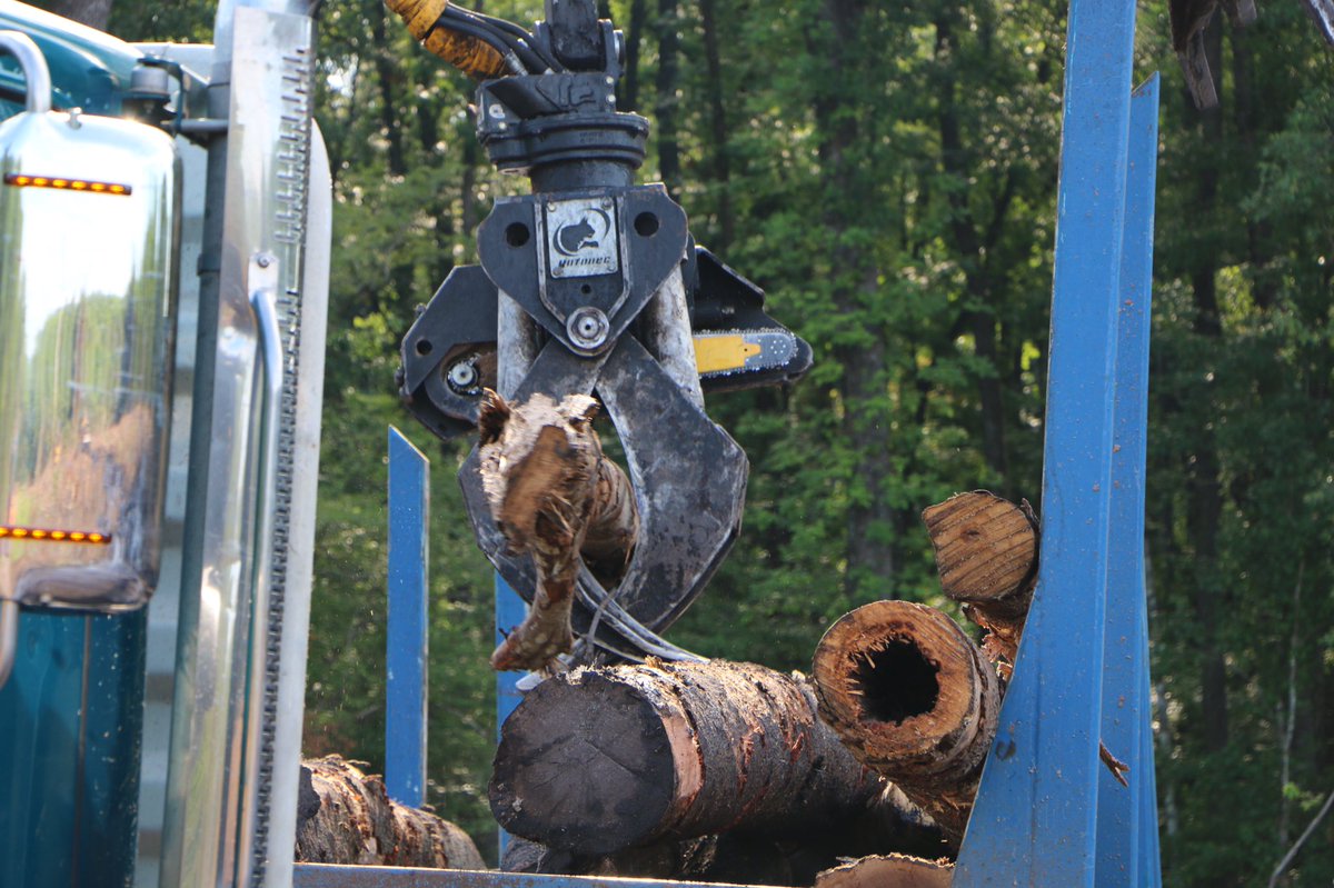 Strong machines are meant for strong workers. #WeAreRotobec #Rotobec #Toughhandlingequipment #forestry #logging #loggerlife #loggrapple