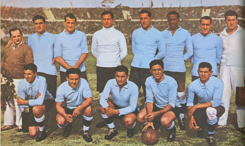 L'Uruguay, petit pays d'Amérique du Sud, va notamment tirer son épingle du jeu en remportant les tournois olympiques de 1924 et 1928 et en remportant la 1ère édition de la Coupe du Monde la FIFA à la maison en 1930.