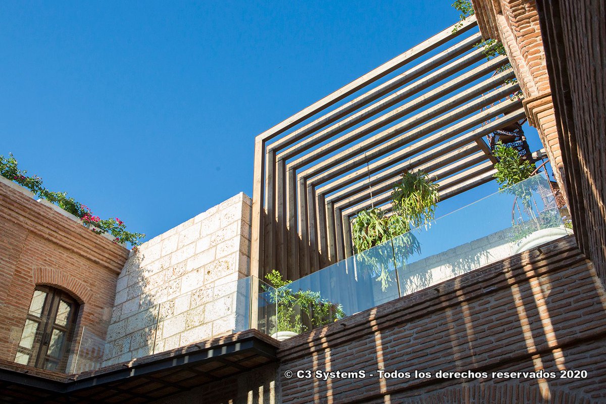 Las barandillas de seguridad destacan por su consistencia, son perfectas para terrazas, jardines, escaleras interiores y para balcones. Encajan perfectamente con una decoración minimalista y aportan un estilo elegante.
Más info: buff.ly/2IlNgAl

#barandillas #cerramientos