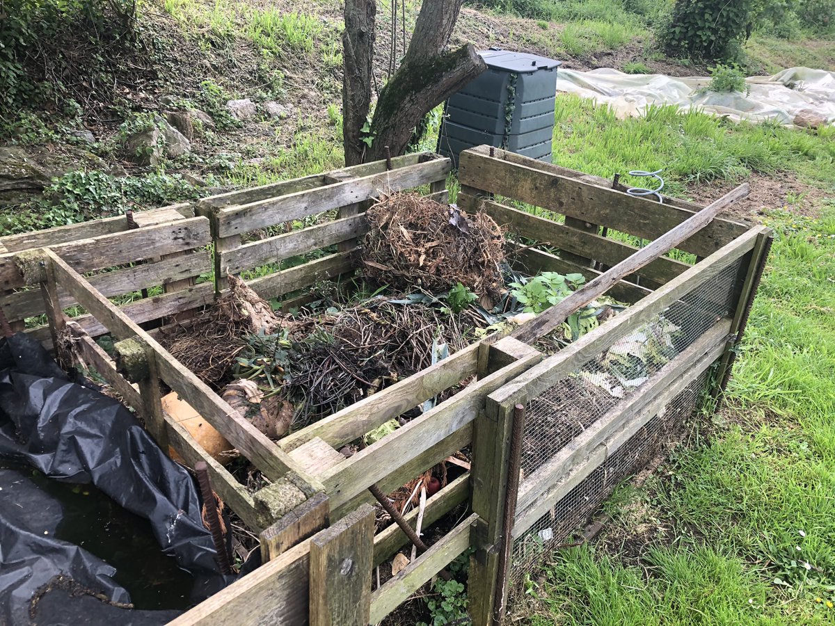 vallinlimpio's tweet photo. El compost es una buena manera de prevenir la acumulación de residuos. El proceso de compostaje consiste en la acumulación de materia orgánica para que se degrade y así conseguir una especie de tierra que se ultiliza como abono. #SEPR2019 #EWWR https://t.co/hr3fEzsRY0