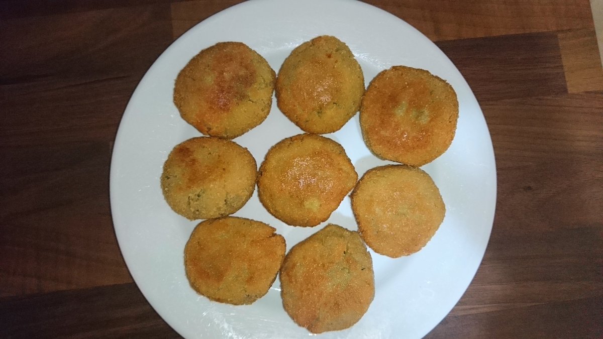 Boulettes de riz épinards Avec les restes du risotto  (j'ai ajouté des olives) fais des boulettes, roule-les ds la farine puis ds un mélange farine de pois chiche + eau (consistance pâte à gaufres) puis ds de la chapelure. Fais frire jusqu'à ce qu'elles soient dorées.