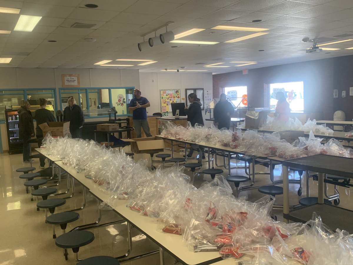 Lakeview’s awesome food service department  is busy preparing lunch!