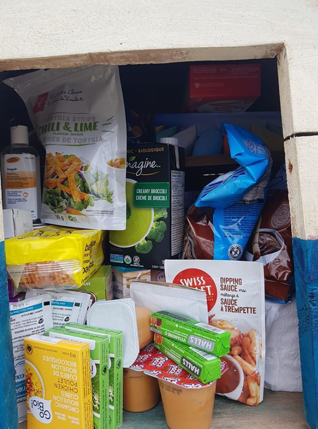 TeganVersolatto's tweet photo. Since we could all use a little positivity right now 🙂 I wanted to start a thread of some great community driven initiatives I’ve been noticing online to help people during the pandemic. 

To start, this lil library turned lil pantry in Stratford. https://t.co/dTCmtYKXS4