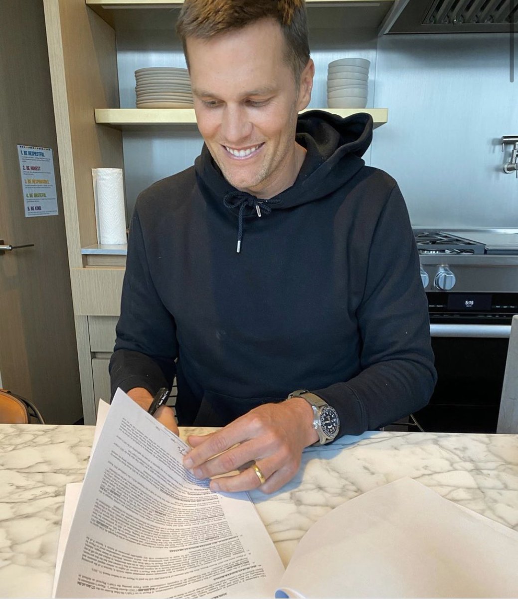 AmakaUbakaTV's tweet image. It’s official. Contract signed. #TomBrady is heading to #TampaBayBuccaneers #7news