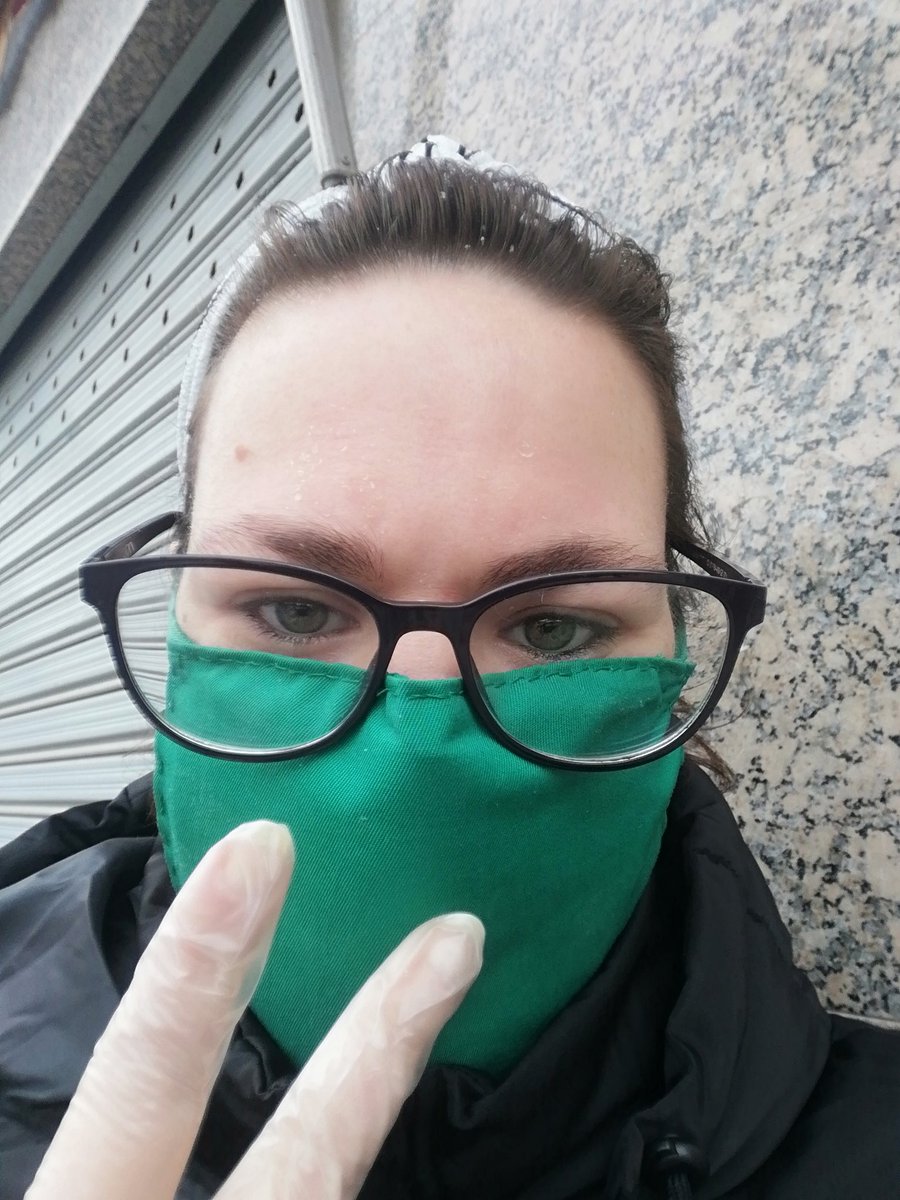 ElcheBea's tweet photo. Colas por todas partes.
Al menos la gente respeta la medida de seguridad y los turnos. https://t.co/HeNzRH0z7w