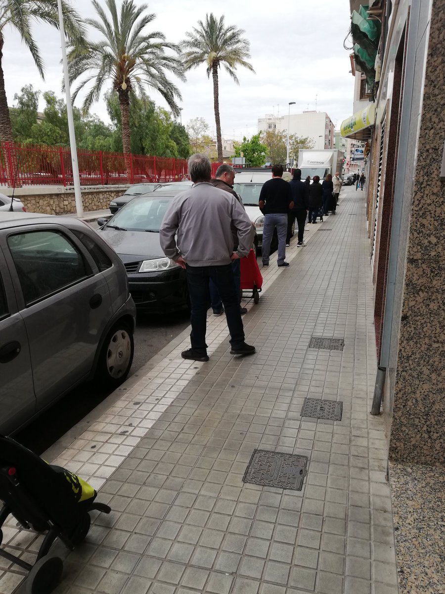 ElcheBea's tweet photo. Colas por todas partes.
Al menos la gente respeta la medida de seguridad y los turnos. https://t.co/HeNzRH0z7w