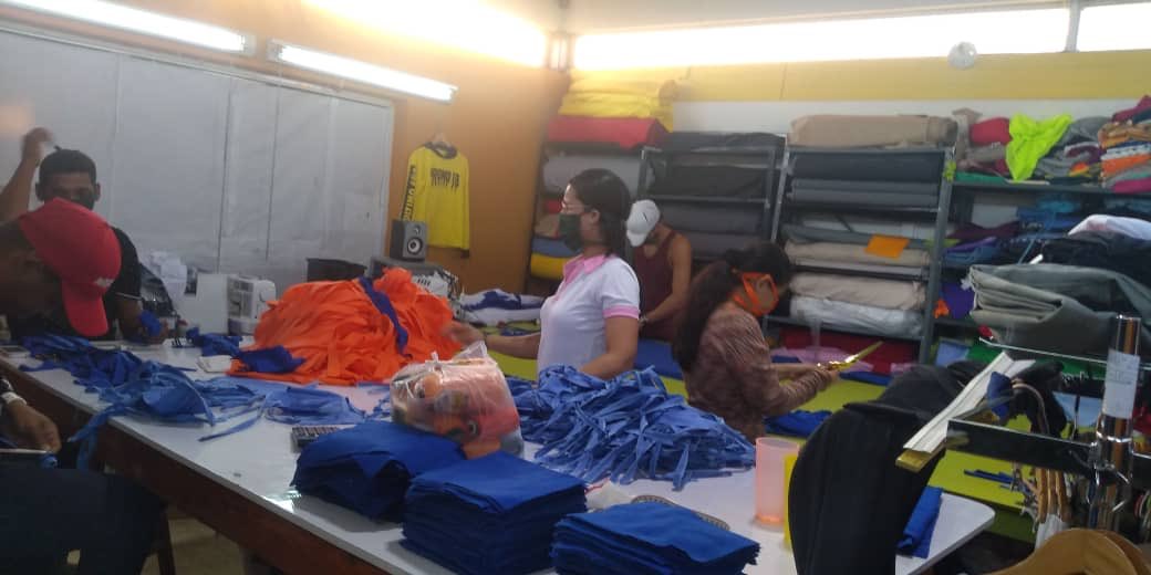 yelitzePSUV_'s tweet photo. Me siento orgullosa de estas mujeres y hombres que forman parte de aquellas textileras que inauguré en mi primera gestión de gobierno en #Monagas, hoy todos ellos fabrican tapabocas para nuestros médicos y trabajadores que deben estar en la calle. https://t.co/CgMnRFlz81