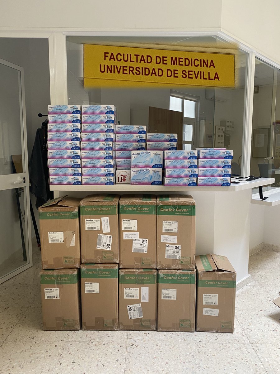 unisevilla's tweet photo. 👏🥺Imposible describir con palabras el esfuerzo de nuestros centros para reunir miles de mascarillas, batas, guantes... que entregaremos en centros hospitalarios ¡Muchas gracias! 😊

Más info➡️ https://t.co/Hoj05dio8e @saludand @InvestigaUS  #USenCasa #COVID_19 https://t.co/O9kIH2YSoO