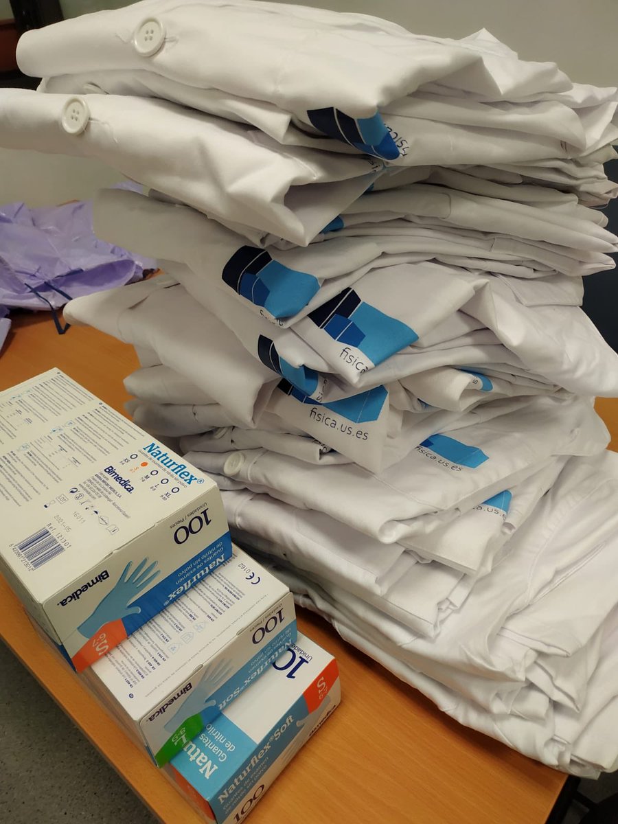 unisevilla's tweet photo. 👏🥺Imposible describir con palabras el esfuerzo de nuestros centros para reunir miles de mascarillas, batas, guantes... que entregaremos en centros hospitalarios ¡Muchas gracias! 😊

Más info➡️ https://t.co/Hoj05dio8e @saludand @InvestigaUS  #USenCasa #COVID_19 https://t.co/O9kIH2YSoO