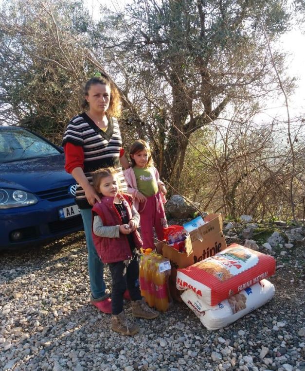 WVAlbania's tweet photo. Në këto ditë të vështira duhet të kthejmë sytë tek #fëmijët dhe #familjet më në nevojë. 192 familje janë mbështetur me paketa ushqimore & higjienike nga World Vision Albania dhe po vijon puna për të mbështetur dhe familje të tjera në 11 bashki të vendit.
https://t.co/Q9rujYiFEm https://t.co/c7pjXyslc3