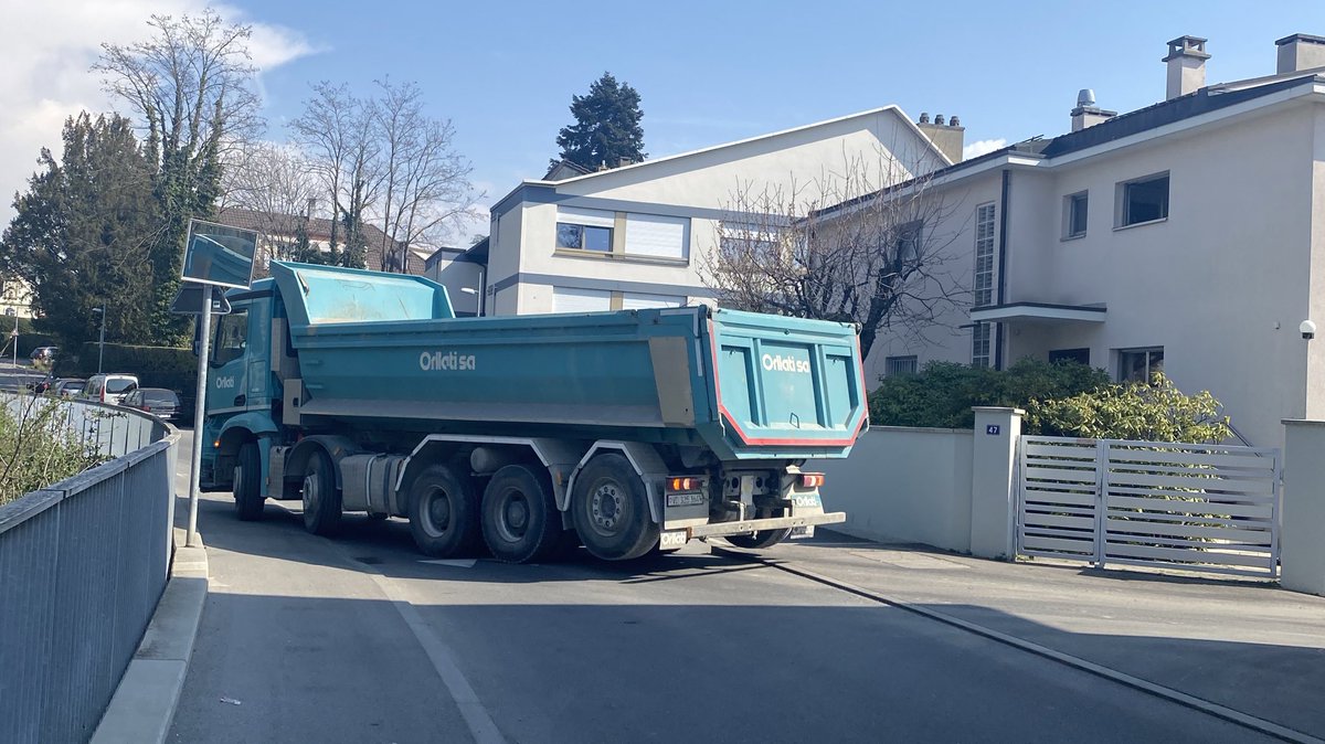 nicolaeschiau's tweet photo. Champions du monde #Orlatti 👍🏼
Non seulement vous maintenez stupidement des chantiers mais en plus vos camions roulent comme des dératés dans une zone à 30kmh. https://t.co/Bj0gkvYyB7
