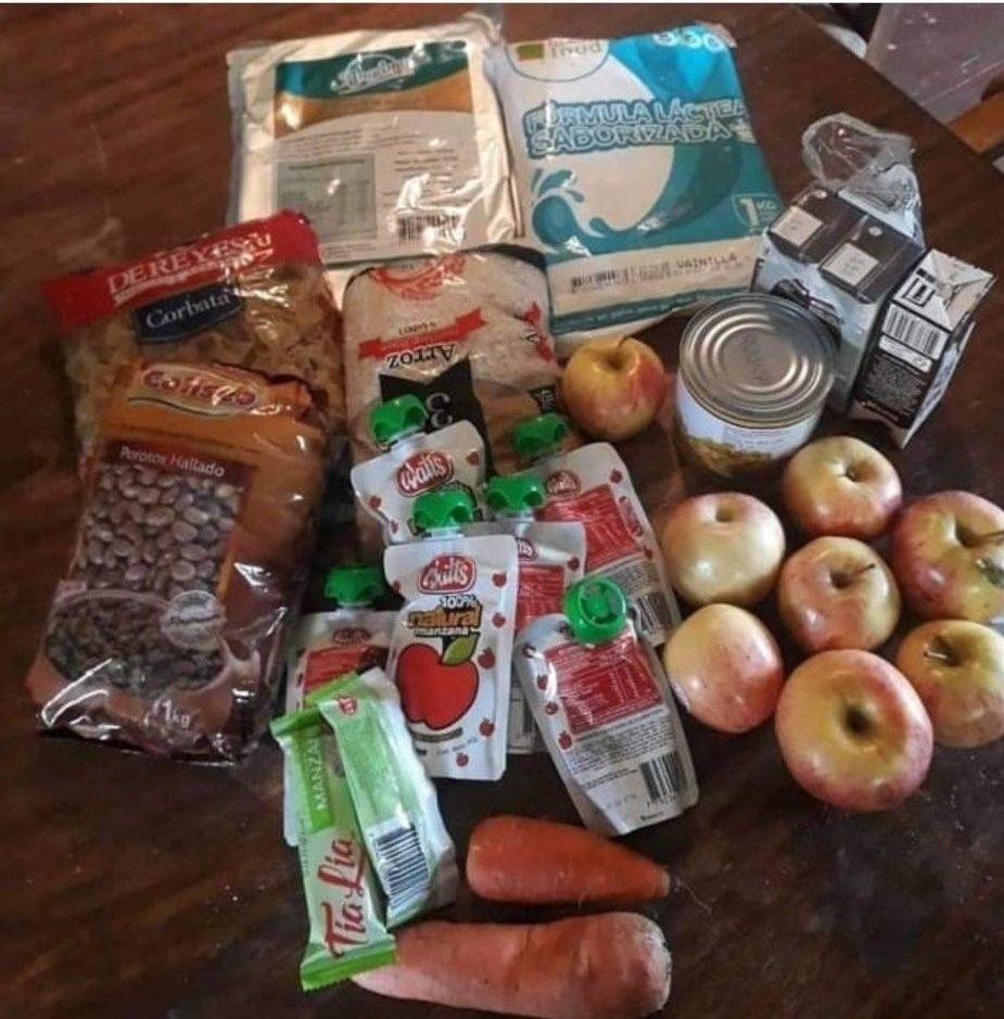 R3Giselita's tweet photo. Esto es la canasta que entrega la junaeb para 14 días, esto es digno? Por último pongan 14 leches chicas por último  que pena tan grande @ValenzAlejandra @danieljadue @Giovy_77 @24HorasTVN @AnaMariaGazmuri @jvalenzuela73  @josemvinuela @PamJiles https://t.co/wYlbeYbUPt