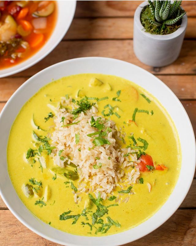 Who says comfort food can’t be healthy?! One of our best sellers, our yellow curry with seasonal vegetables is served with organic brown rice (or sub for quinoa or sweet potatoes!) and is made using simple, nourishing ingredients ✨ This is a dish tha… ift.tt/396lYZN