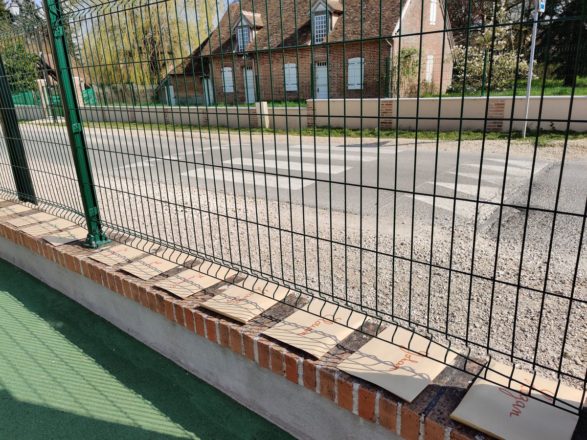 Mesdamessieurs, devant vos yeux ébahis, voici, en exclusivité mondiale, l'école-drive :