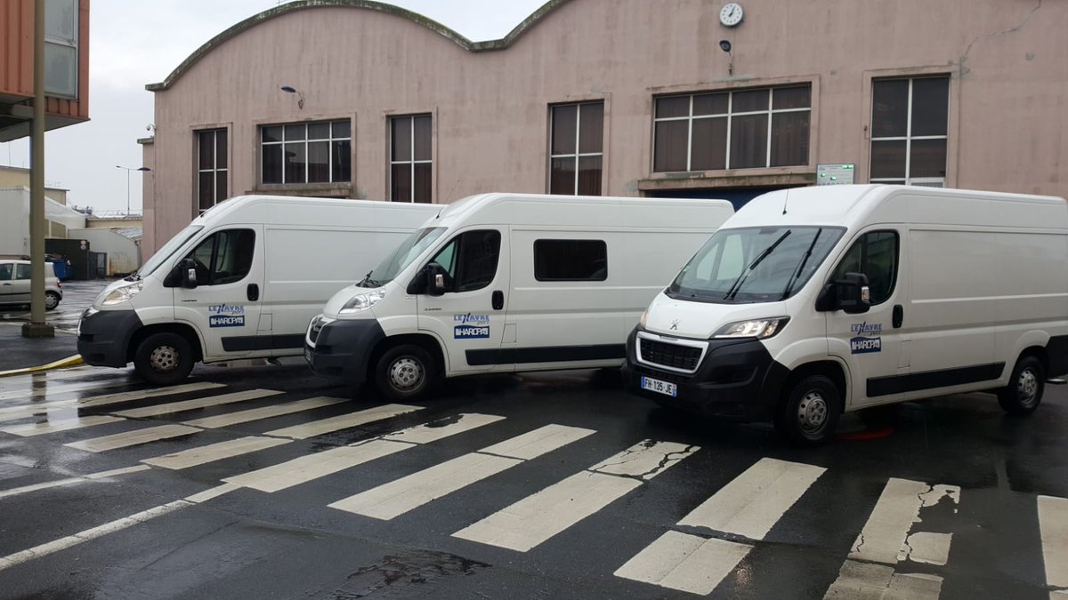 BMaurand's tweet image. Les équipes du #roulage et du #magasin chargent et acheminent des masques pour distribution aux personnels soignants. Trois camions, plus de 100 000 masques. Les salariés du #PortduHavre mobilisés face au #Covid_19 #Solidarité #Soutien @Haropaports Un grand merci à eux.