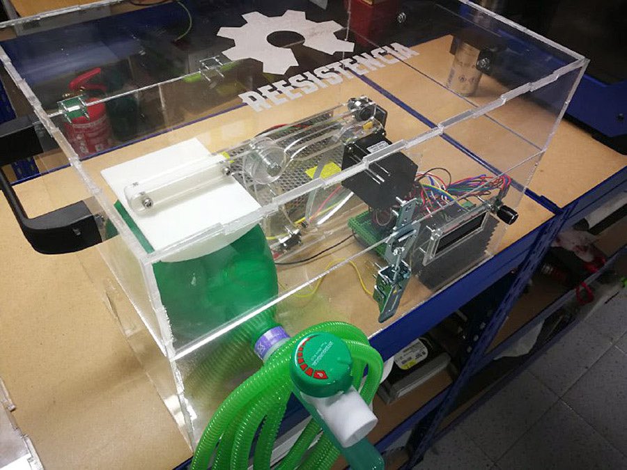 El equipo @ReesistenciaT lleva trabajando en este respirador desde que se decretó el estado de alarma. Han generado documentación en código abierto para que cualquier persona con impresora 3D pueda imprimir las piezas y donar respiradores a los servicios sanitarios locales.