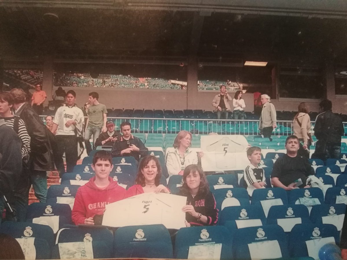 chenmaceira's tweet photo. @juegodefonsos @josedevitu @TheMafieira @DiegoSalgue @diegogalvez8 #QuedaNaCasa 
Pon unha imaxe dese momento que quedou gardado na túa memoria, xa sexa do teu equipo ou selección e nomina a 5 personas.

Nominada por @juegodefonsos
Foto da primeira vez que fun ó Bernabeu, no partido Real Madrid-Villarreal, na despedida de Zidane https://t.co/0tSdiYVCa5