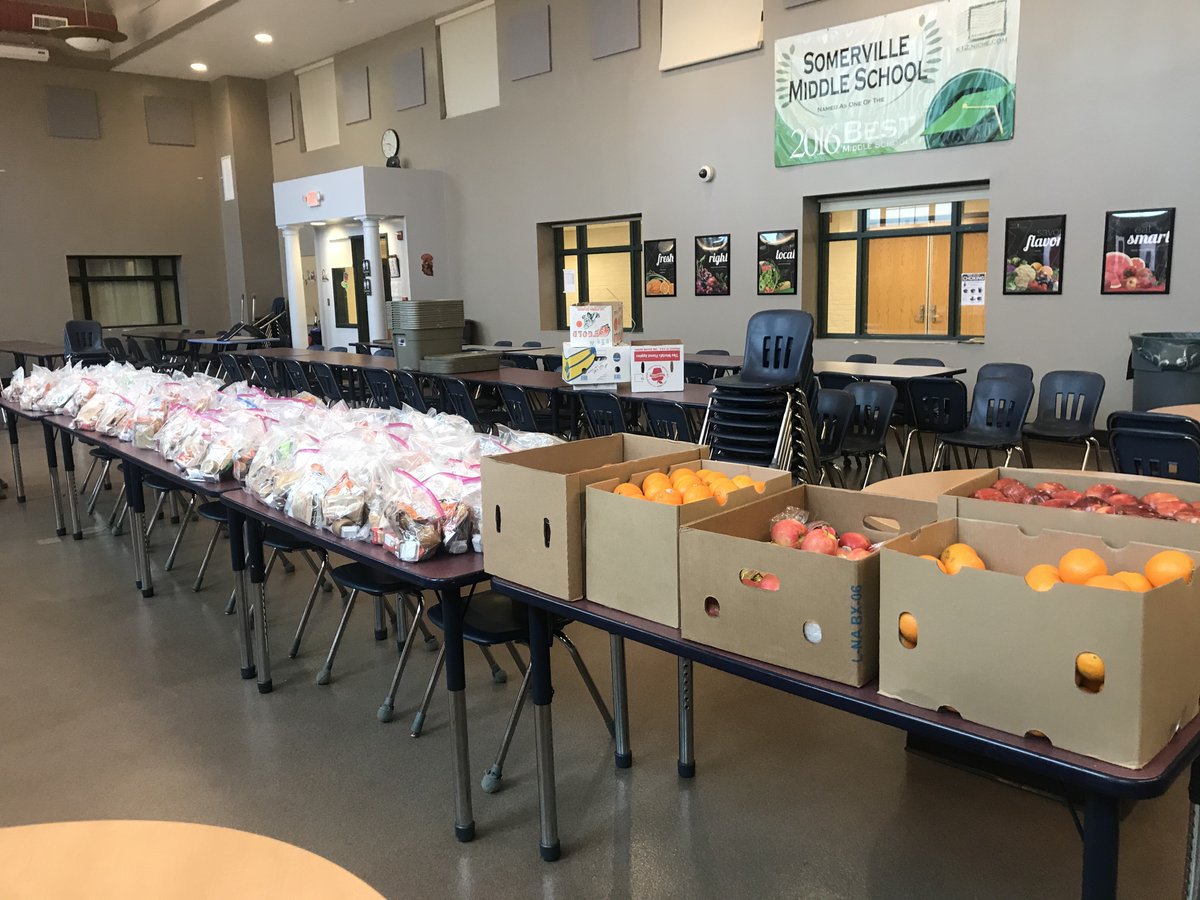 Families - please come out to pick up food packets for the weekend at SMS 12:00-2:00 today.  Familias: vengan a recoger paquetes de alimentos para el fin de semana a las 12: 00-2: 00 hoy. #allin4theVille <a href="/GFoleySHS/">Gerard Foley</a> <a href="/principal_sms/">Anthony Benjamin</a> <a href="/VDVpal/">Rob Reavey</a> @EdTechlete <a href="/melissalstager/">Melissa Stager</a>