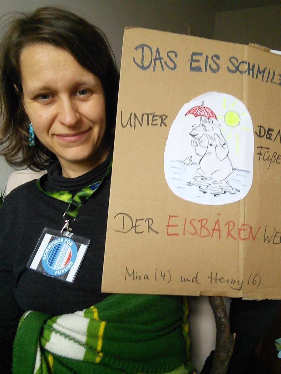 RosmarieKatrin's tweet photo. Taking out our "old" strike material. #quaratinewithkids
#DigitalStrike #FridaysForFuture #SurvivingCorona
#NetzstreikFürsKlima #ScientistForFuture @sciforfuture #scicomm https://t.co/IwTTP9Zh0l