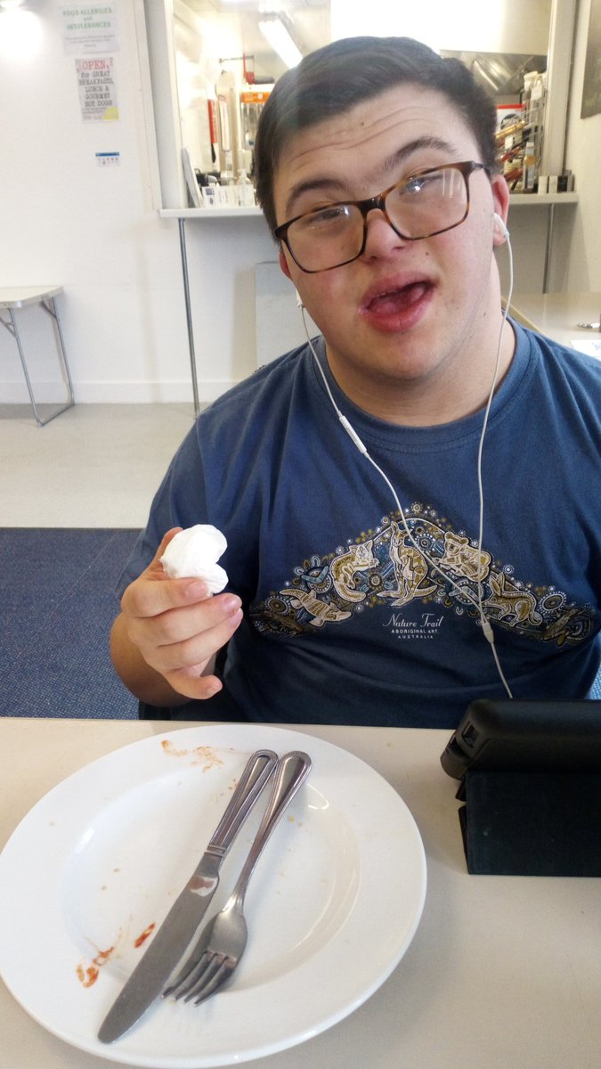 Thanks Johnny for my lunch at <a href="/G_HospUK/">G-Hosp Ltd.</a> at <a href="/AFCTotton/">AFC Totton ⚽️🦌</a>... It was lovely because I finished it all up 😂